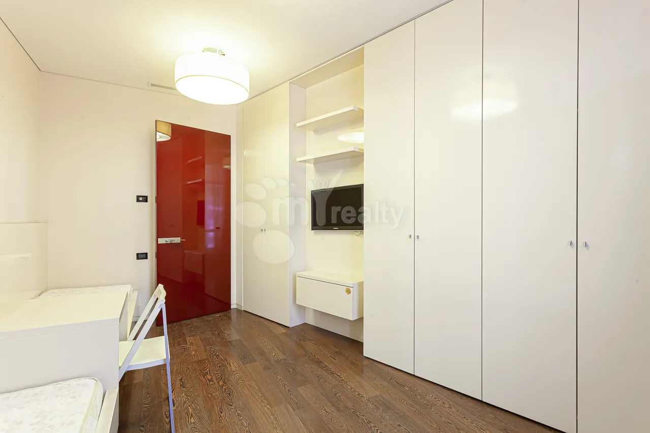 4 bedroom apartment for sale Northern (Hyusisayin)  Ave, Center Yerevan, 157217