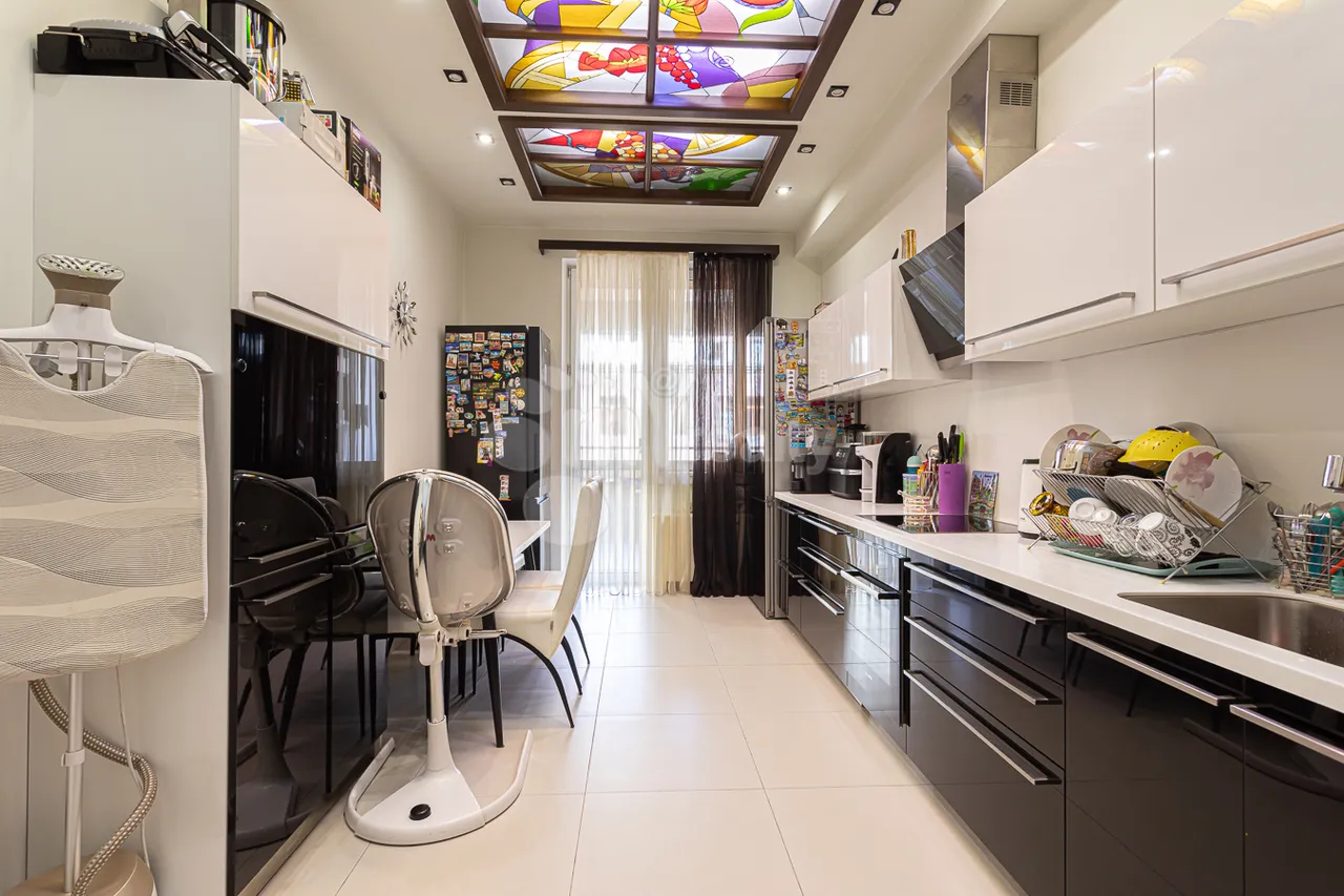 3 bedroom apartment for sale rue d'Amiryan, Center Yerevan, 160794