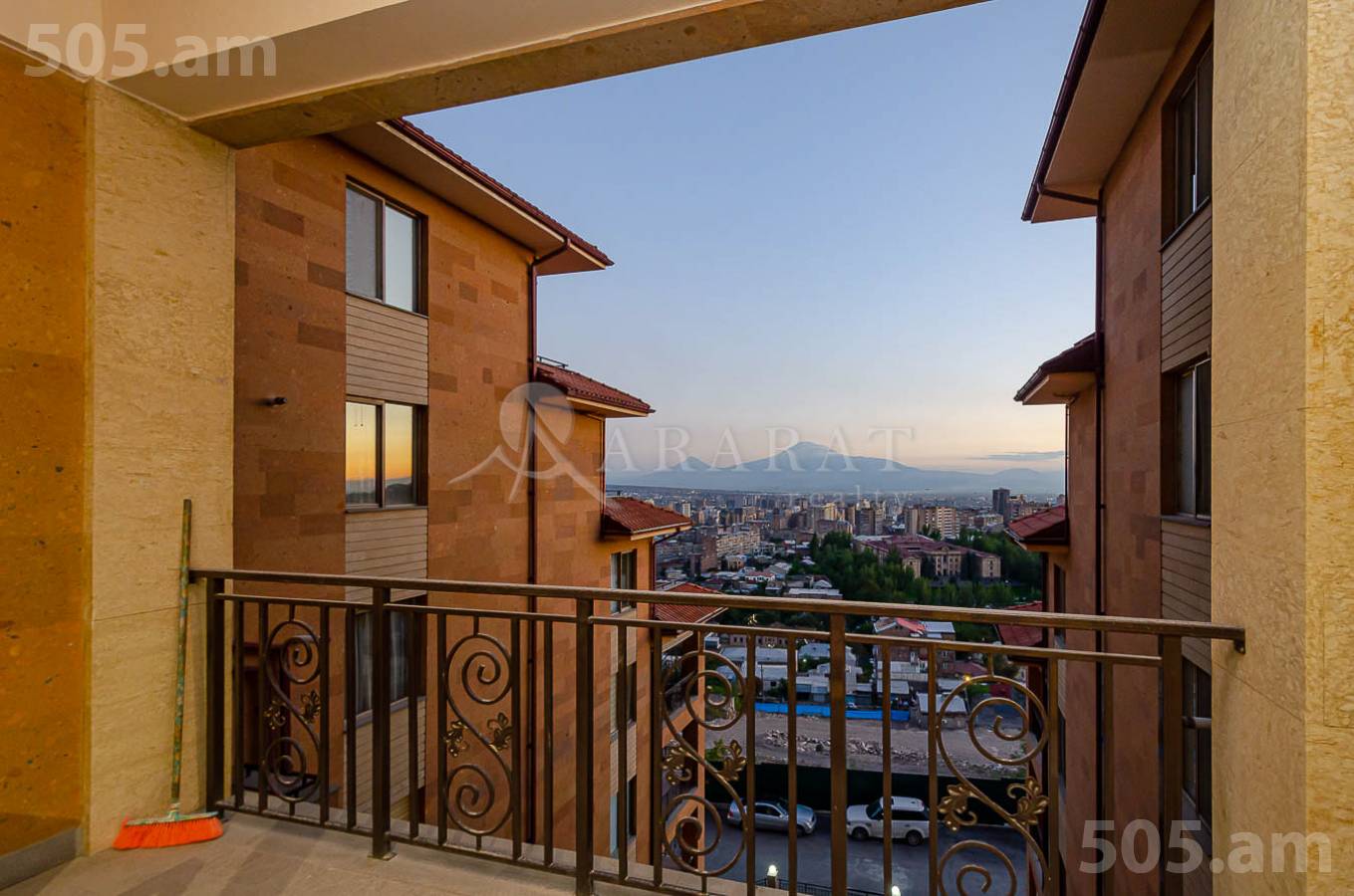 Купить 3 комнатную квартиру Антараин ул, Центр Ереван, 145038