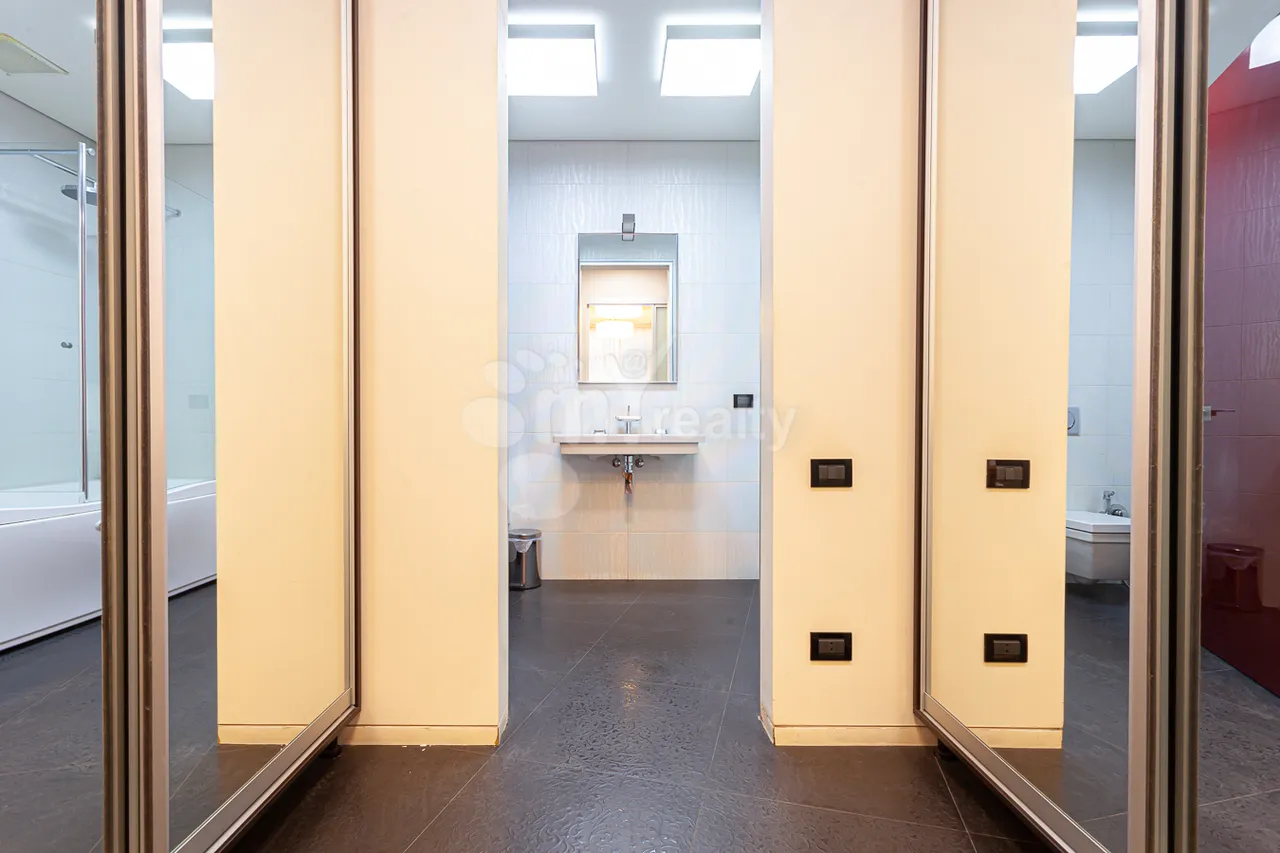 Купить 4 комнатную квартиру Северный пр, Центр Ереван, 157217