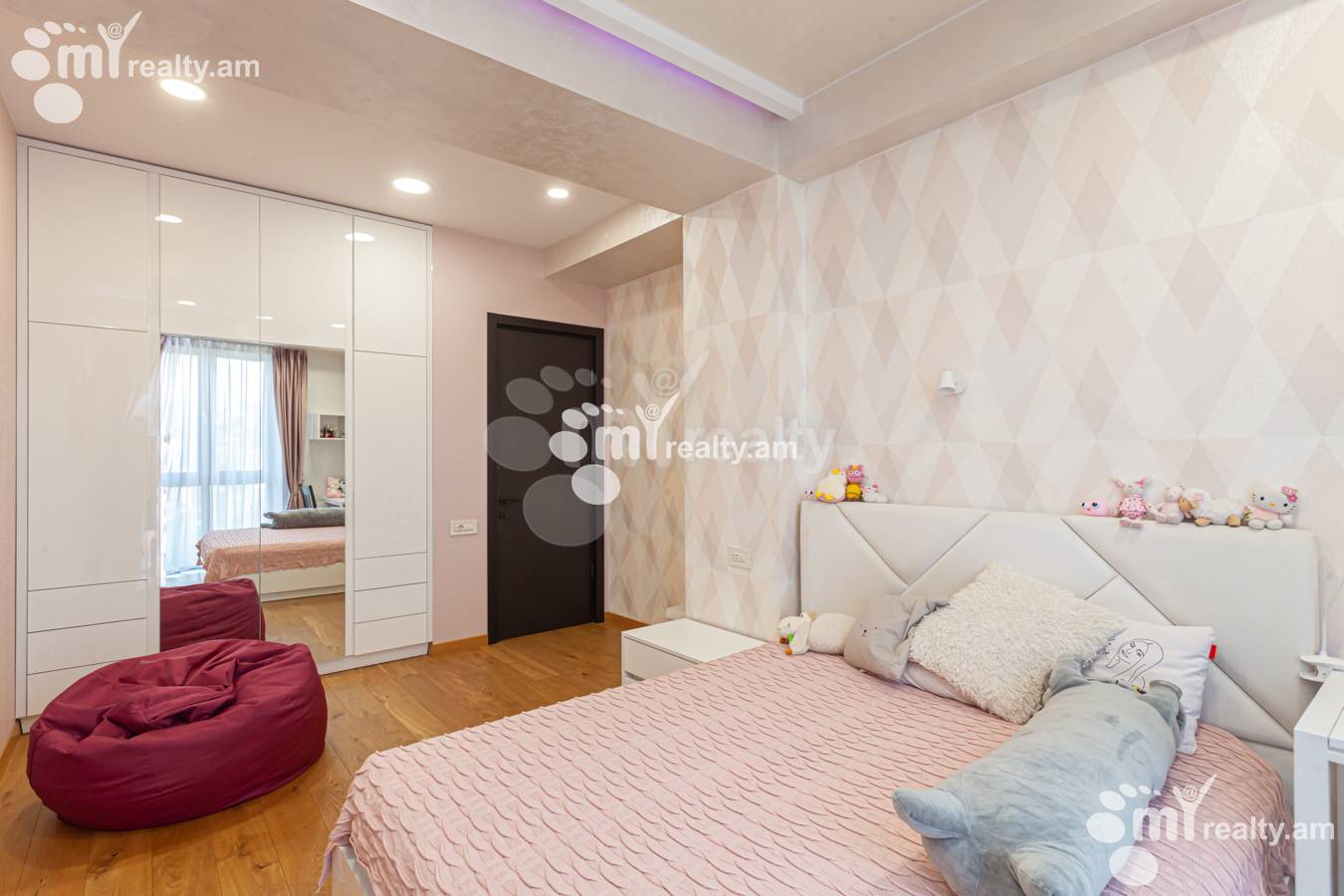 Купить 5 комнатную квартиру Вардананц ул, Центр Ереван, 152171