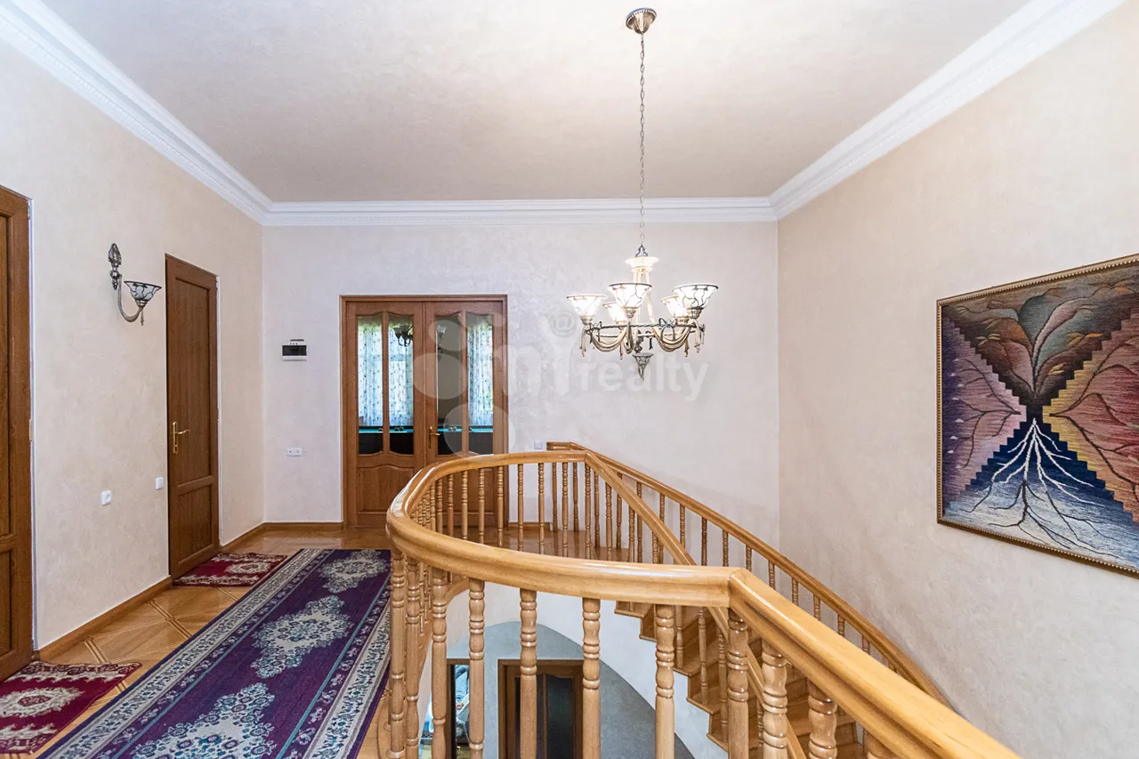 5 bedroom apartment for sale خیابان نعلبندیان, مرکز شهر ایروان, 160686
