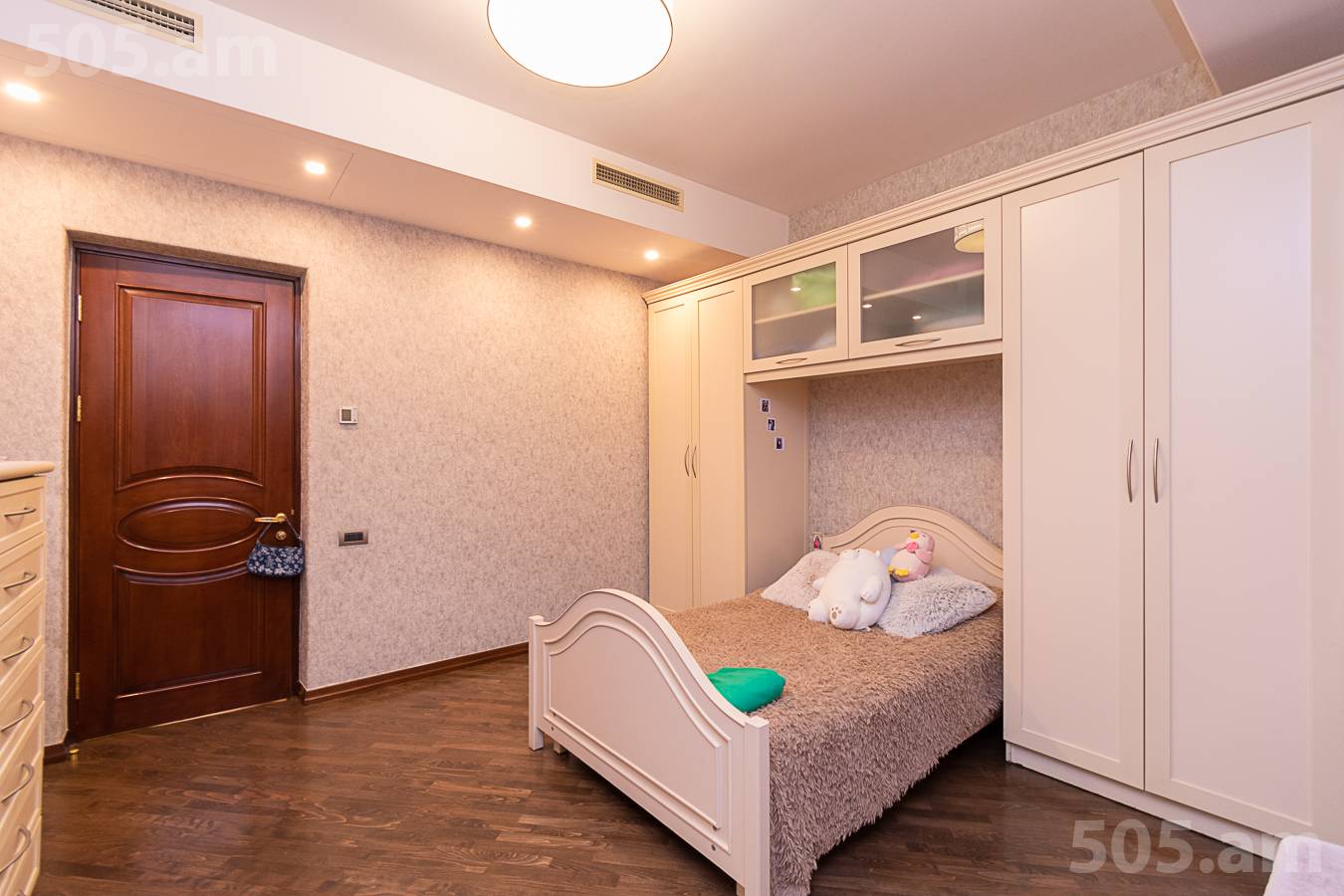 6 սենյականոց բնակարան  Ա.Մանուկյան փող, Կենտրոն Երևան, 153026