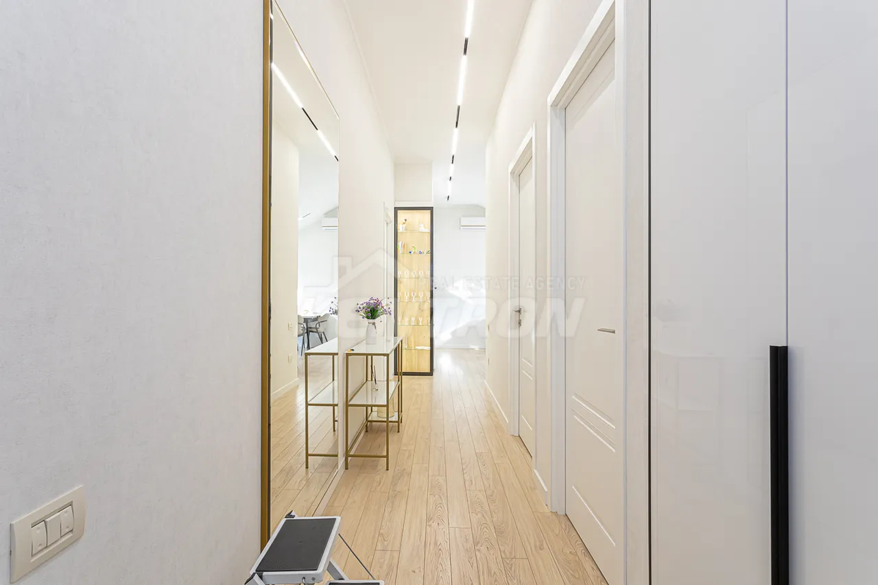 3 bedroom apartment for sale Aram St, Center Yerevan, 159471