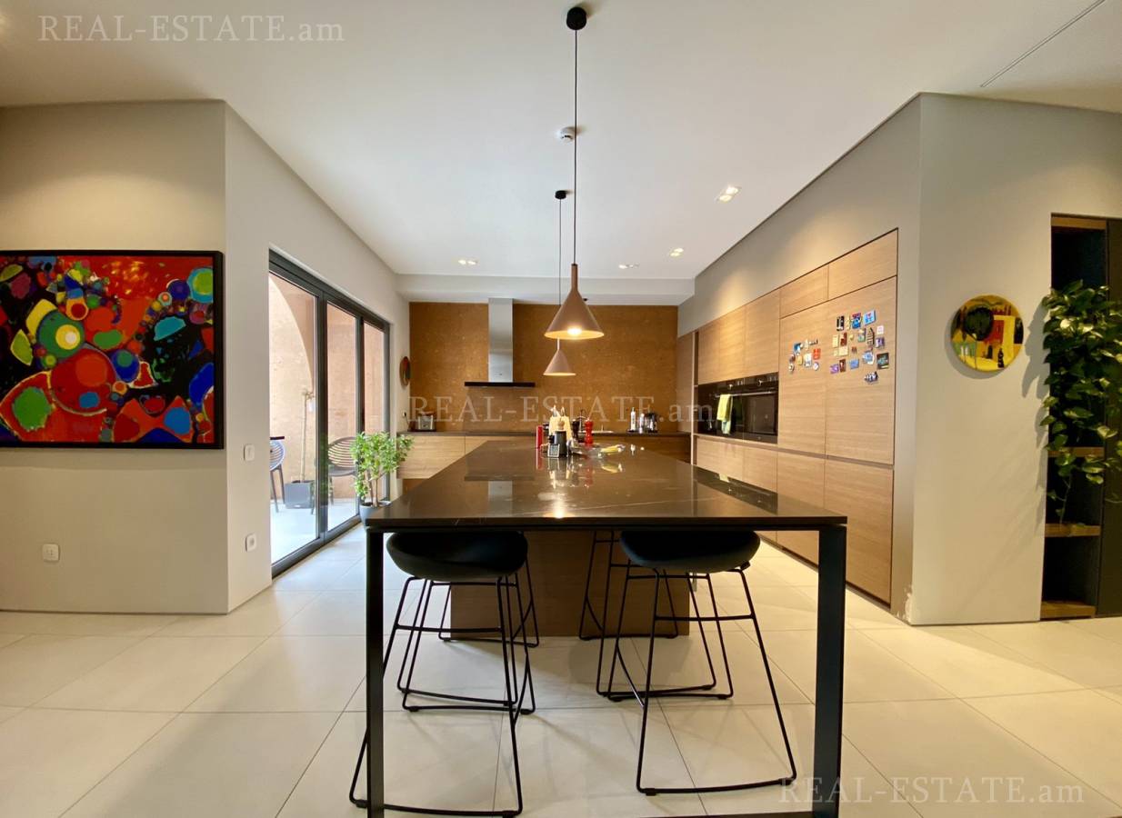 Купить 4 комнатную квартиру Антараин ул, Центр Ереван, 107579