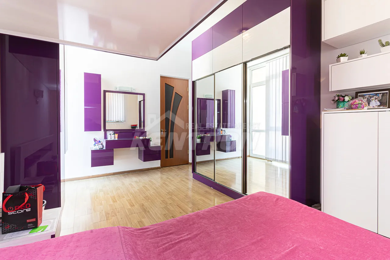 Купить 3 комнатную квартиру Арам ул, Центр Ереван, 158032