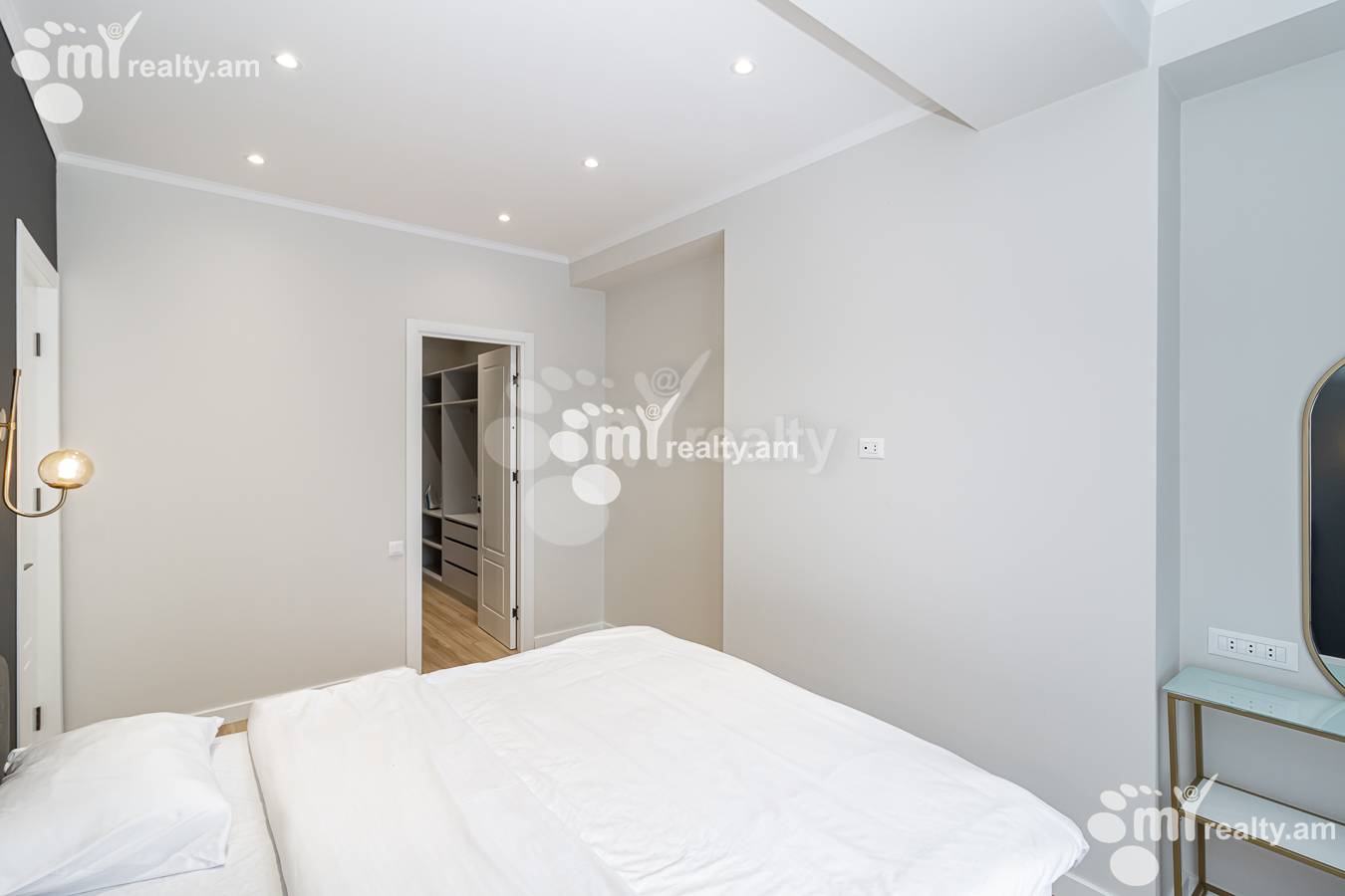 Купить 2 комнатную квартиру Арам ул, Центр Ереван, 148490