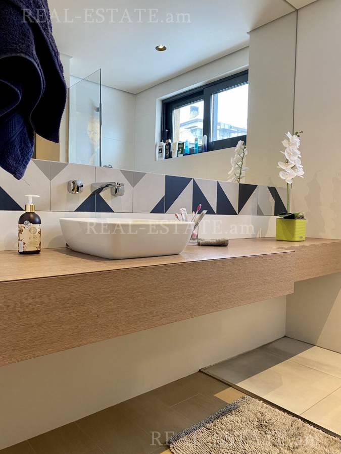 Купить 4 комнатную квартиру Антараин ул, Центр Ереван, 107579