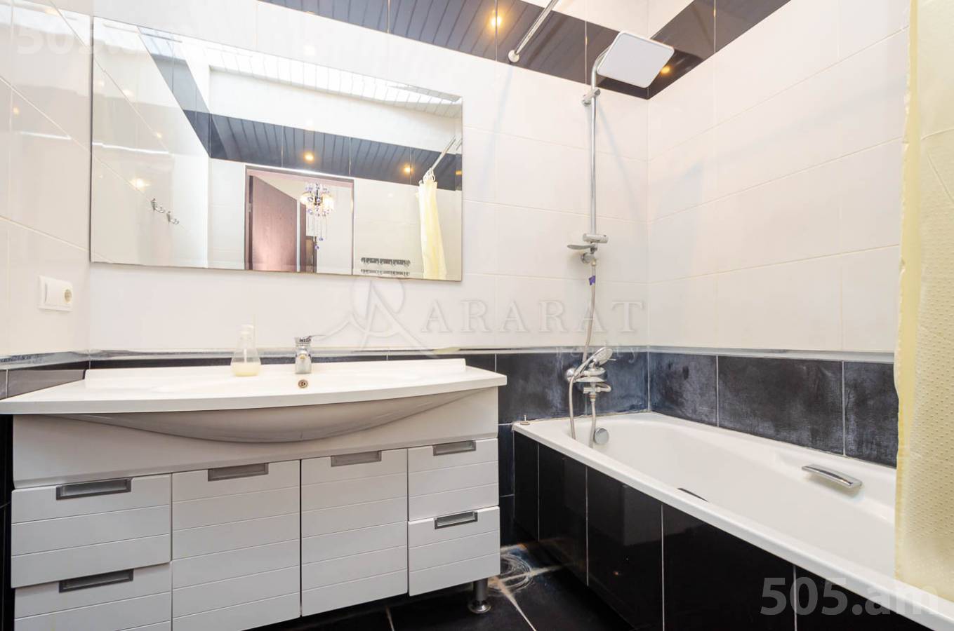 Купить 3 комнатную квартиру Брюсов ул, Центр Ереван, 151940