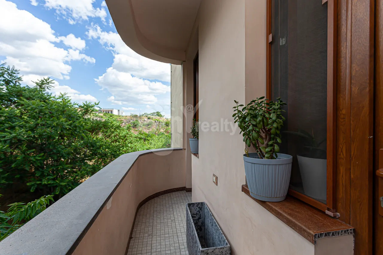 4 bedroom apartment for sale Ler. Kamsar St, Center Yerevan, 160740