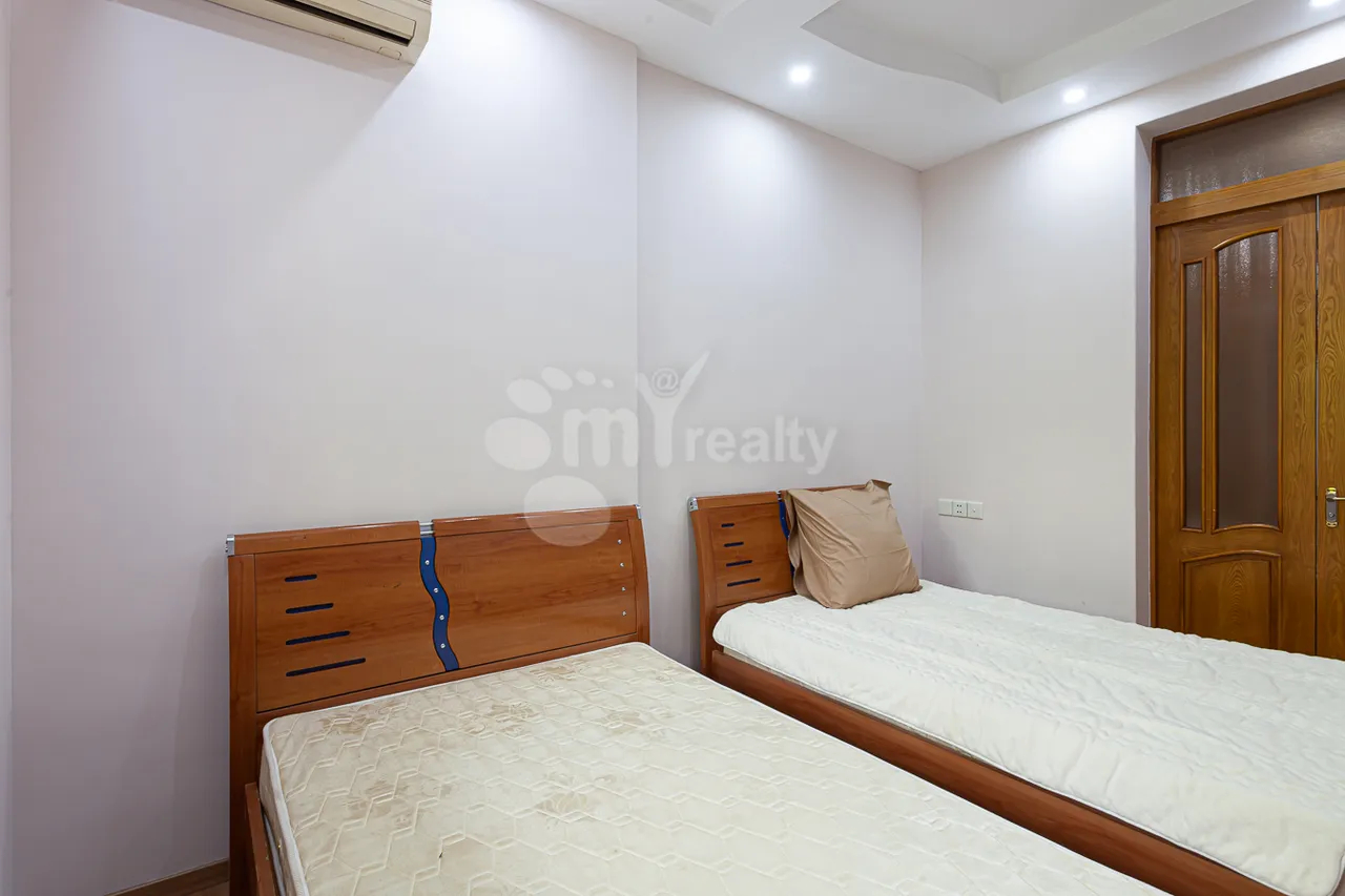 3 bedroom apartment for rent Abovyan St, Center Yerevan, 160742