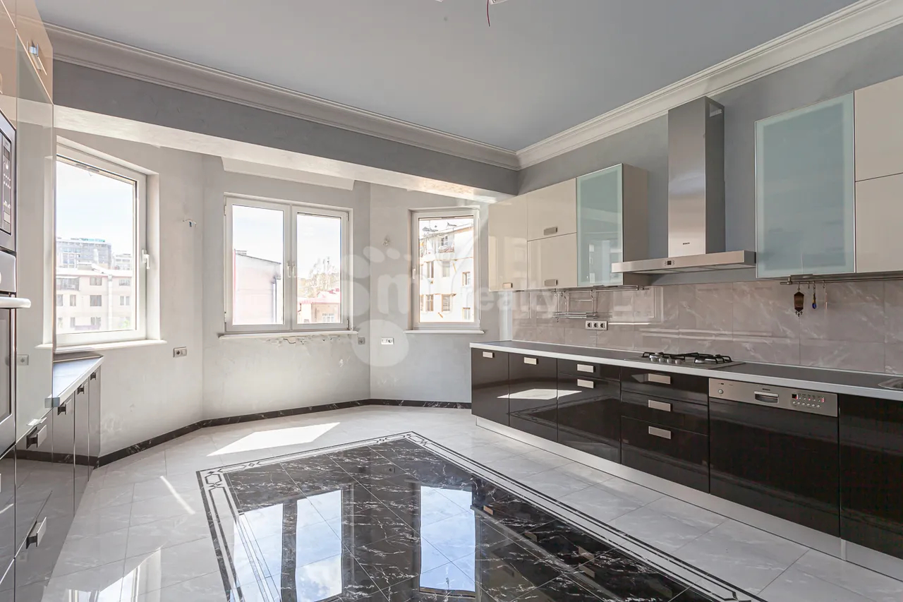 4 bedroom apartment for sale Teryan St, Center Yerevan, 160262