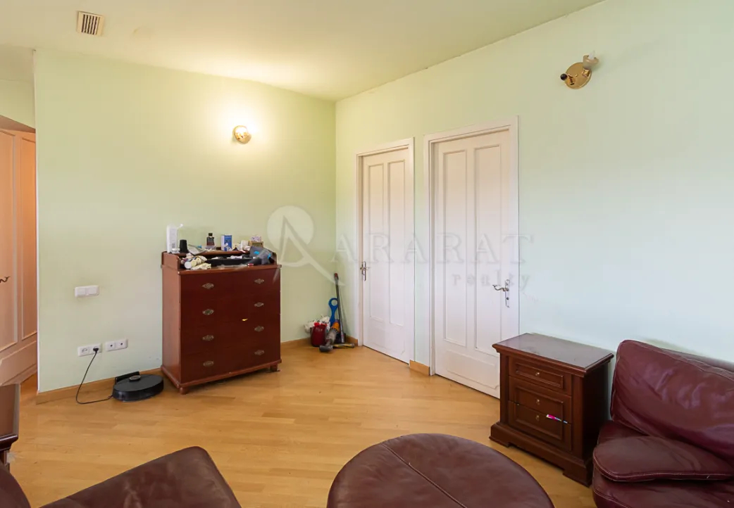 5 bedroom apartment for sale Zakyan St, Center Yerevan, 161876
