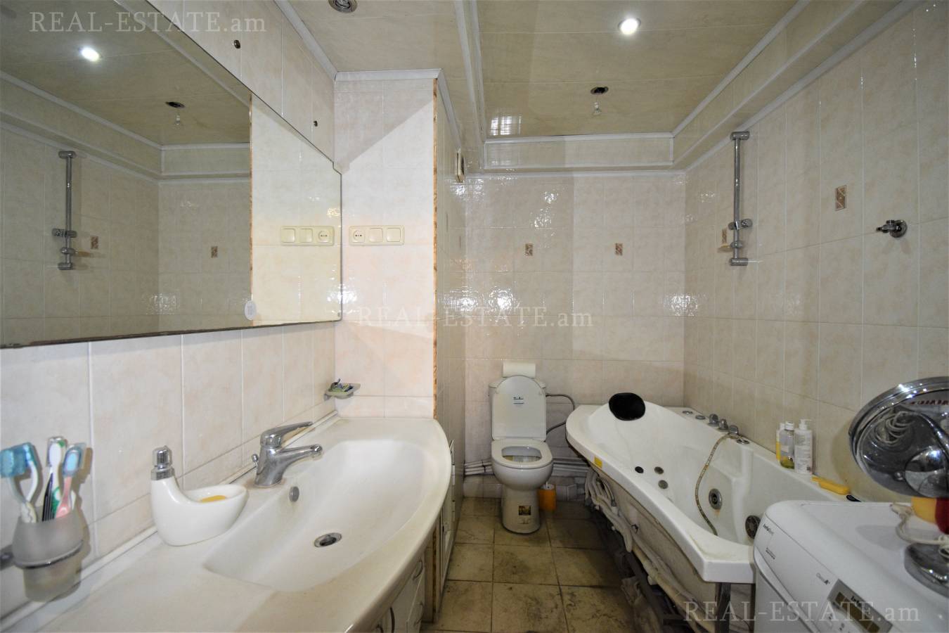 3 սենյականոց բնակարան  Սայաթ-Նովայի պող, Կենտրոն Երևան, 117966