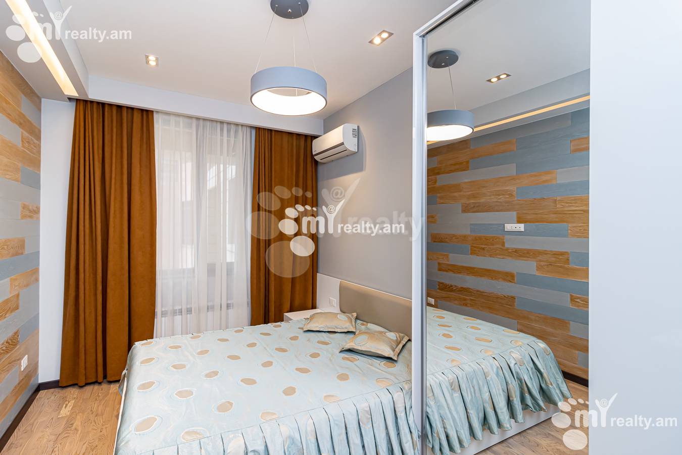 3 սենյականոց բնակարան  Հանրապետության փող, Կենտրոն Երևան, 143019