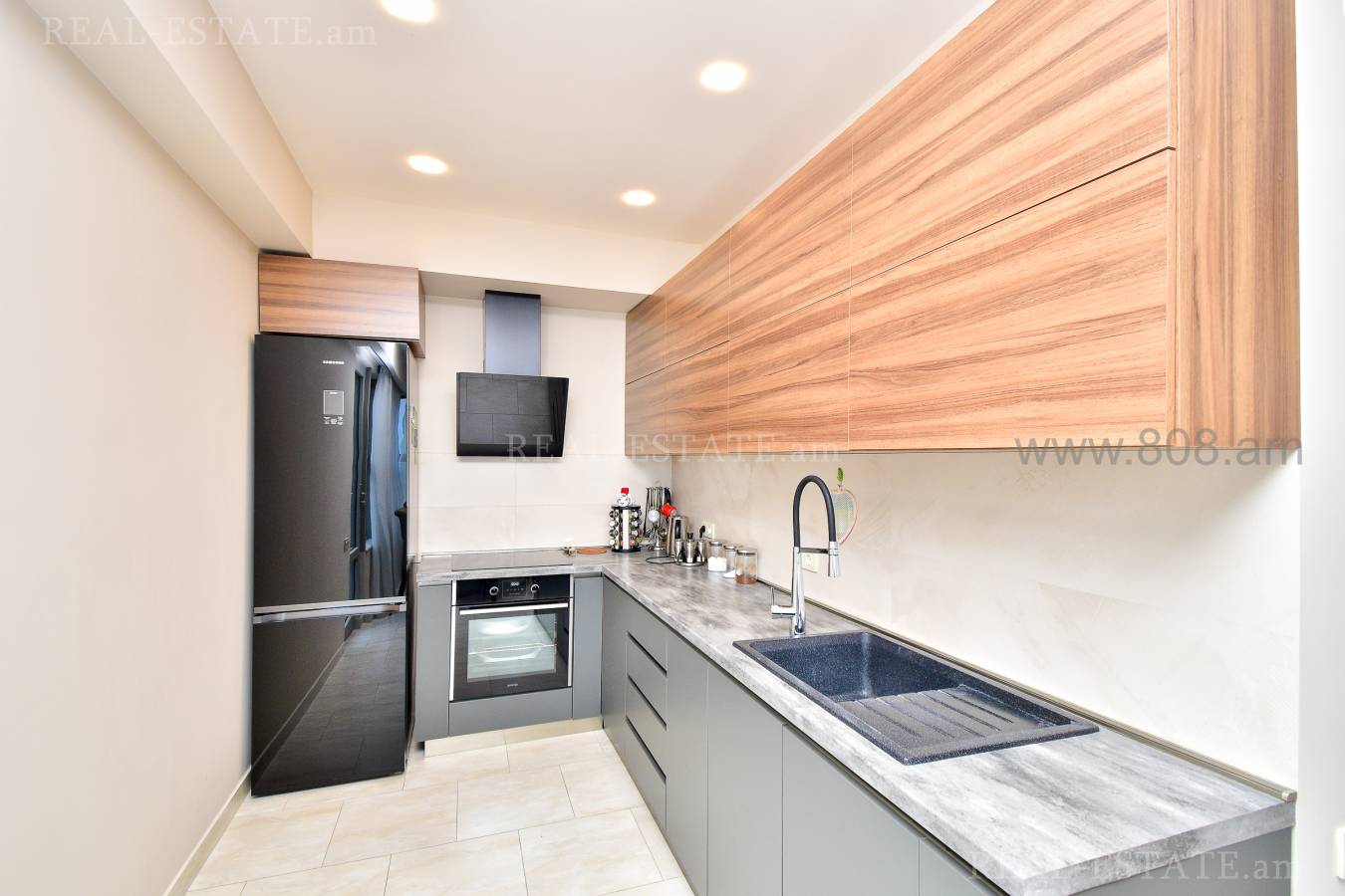 4 սենյականոց բնակարան  Ծիծեռնակաբերդի խճուղի, Կենտրոն Երևան, 126572