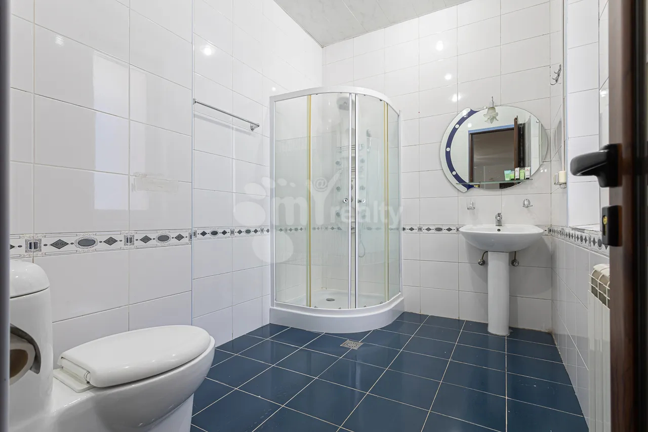 4 bedroom apartment for rent Amiryan St, Center Yerevan, 160919