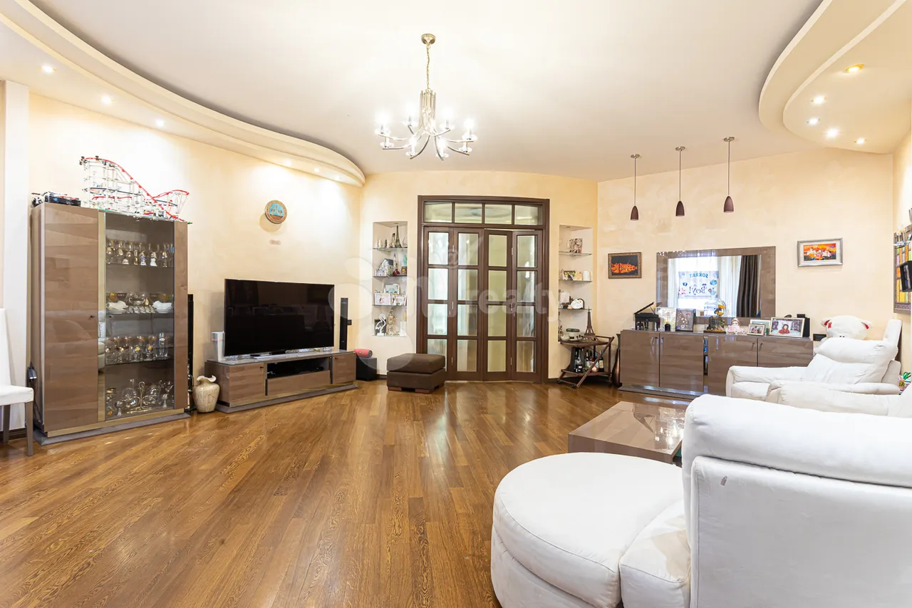 3 bedroom apartment for sale rue d'Amiryan, Center Yerevan, 160794