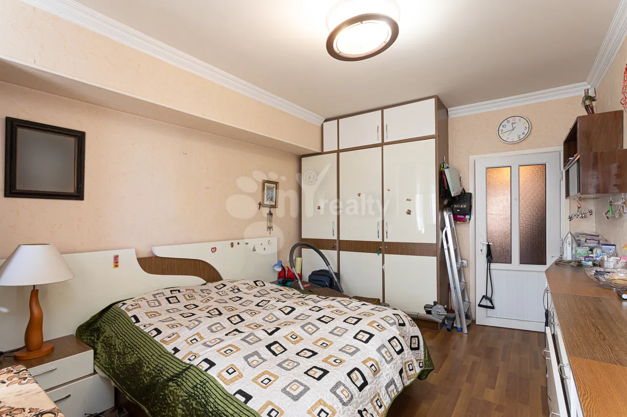 Купить 3 комнатную квартиру Сарян ул, Центр Ереван, 159477