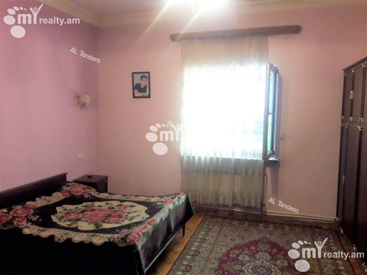 4 bedroom apartment for sale Zarobyan St, Center Yerevan, 128008