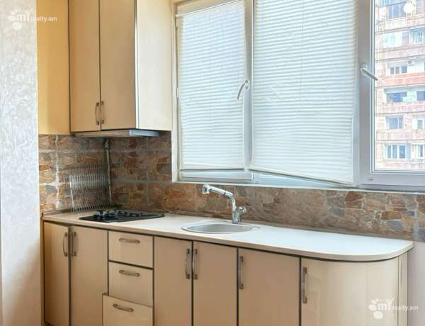 varcov-bnakaran/3-senyakanoc/A.+Tigranyan+St/Kanaqer-Zeytun/Yerevan