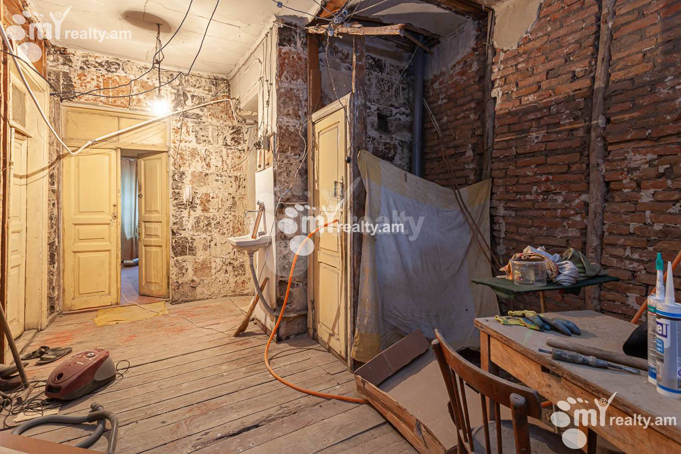 3 սենյականոց բնակարան  Ա.Պետրոսյան փող, Կենտրոն Երևան, 154245