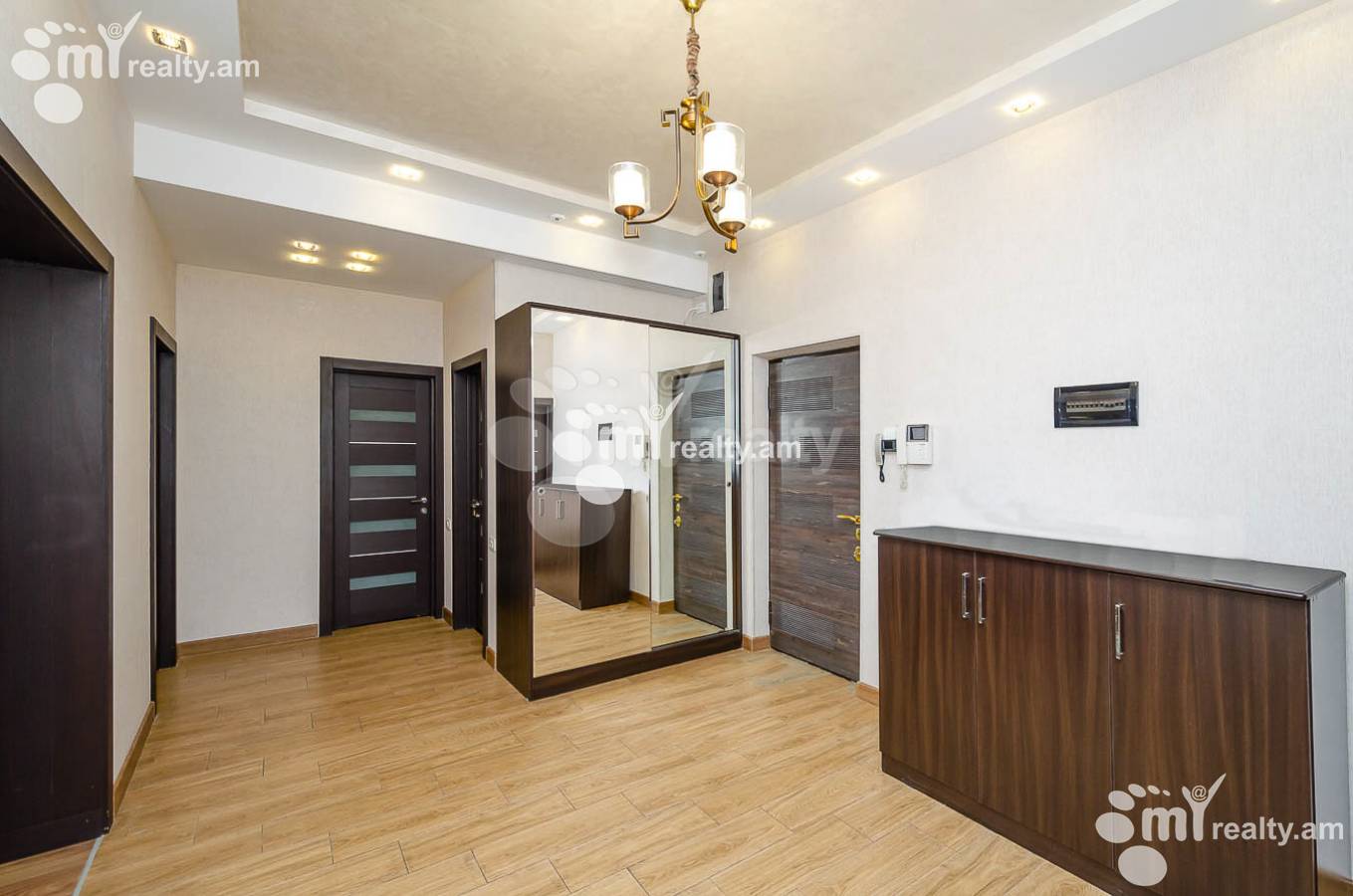 3 սենյականոց բնակարան  Ամիրյան փող, Կենտրոն Երևան, 146155