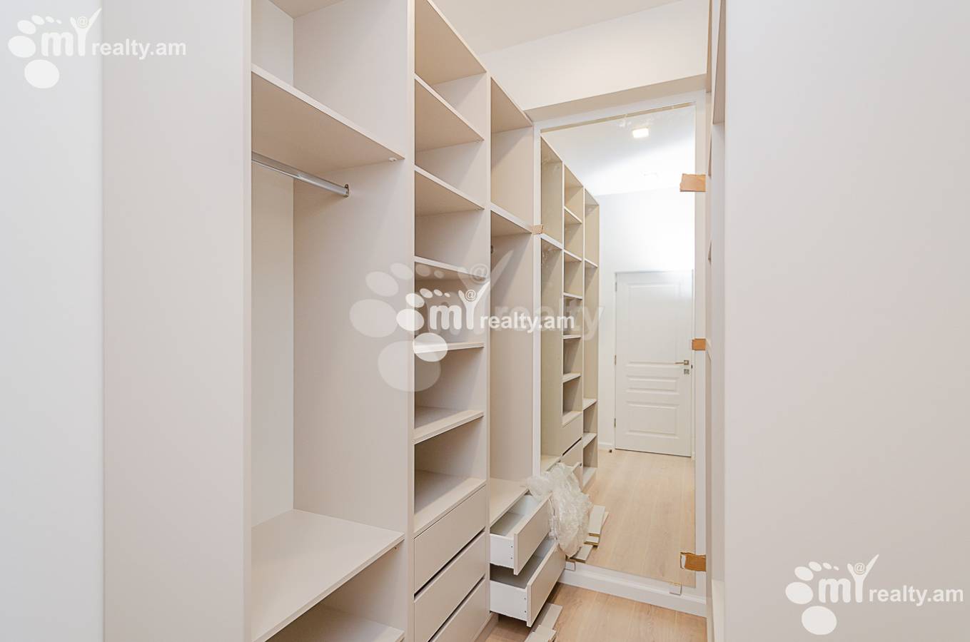 3 սենյականոց բնակարան  Չարենցի փող, Կենտրոն Երևան, 151966