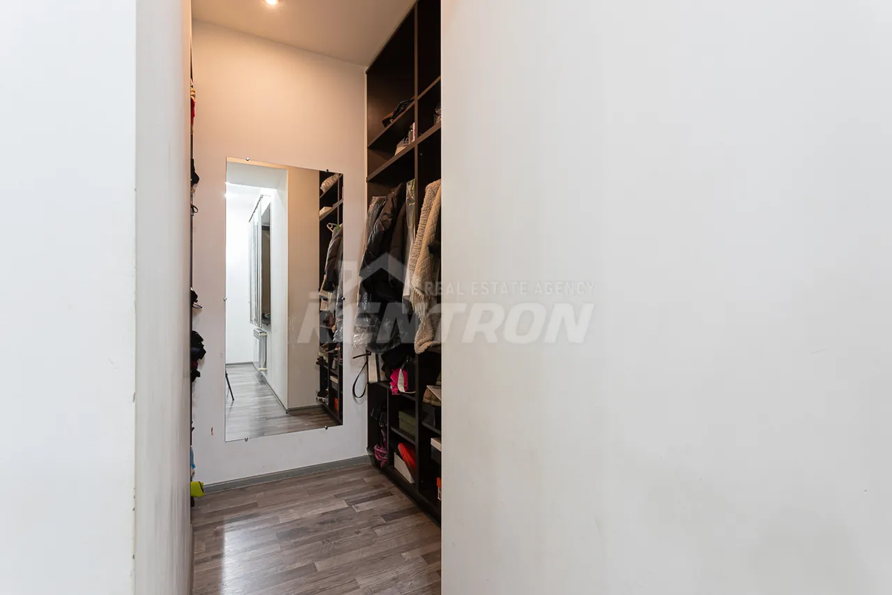 4 սենյականոց բնակարան  Հանրապետության փող, Կենտրոն Երևան, 159013