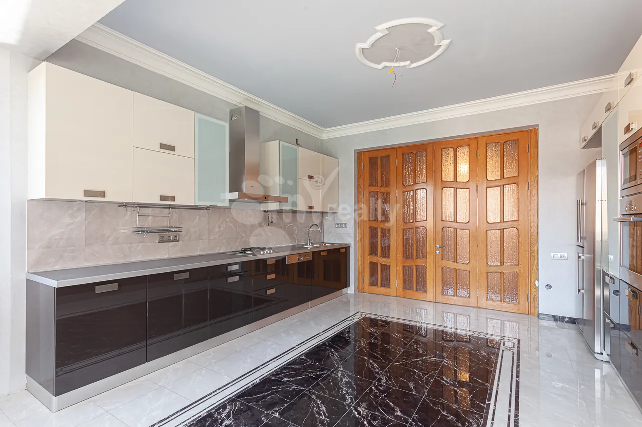 4 bedroom apartment for sale Teryan St, Center Yerevan, 160262