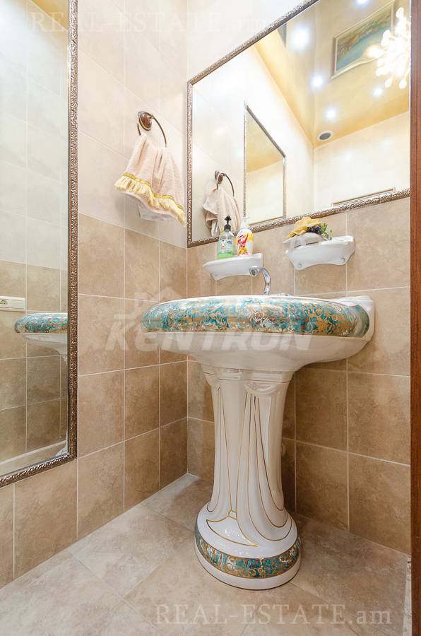 4 bedroom apartment for sale rue d'Abovyan, Center Yerevan, 137151