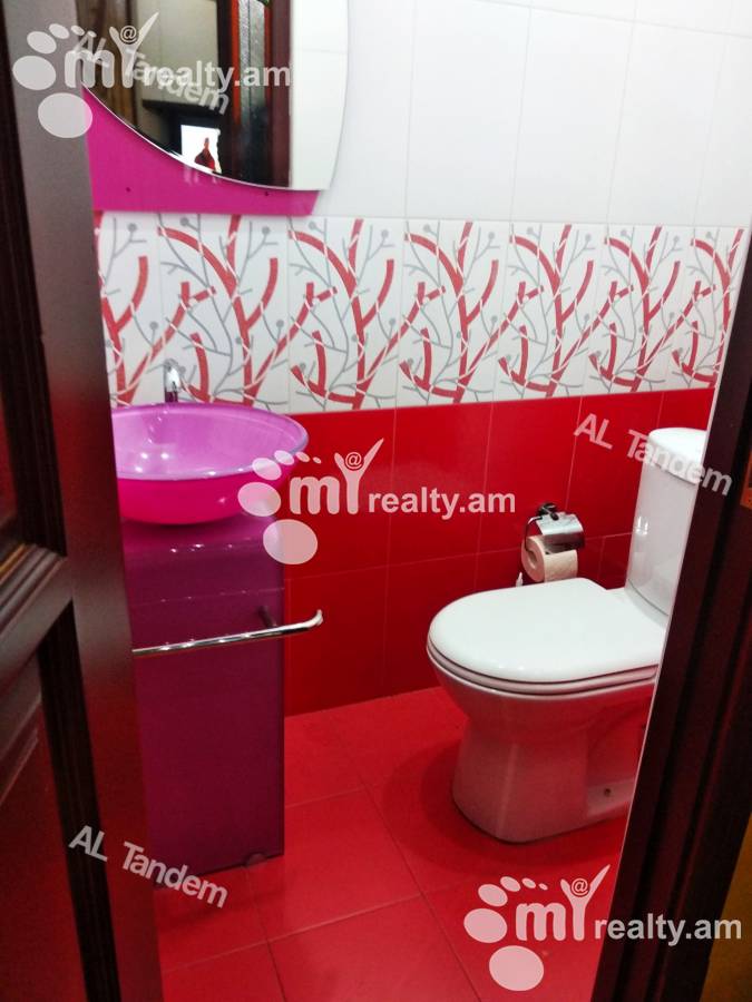 Купить 4 комнатную квартиру Саят-Нова пр, Центр Ереван, 125725