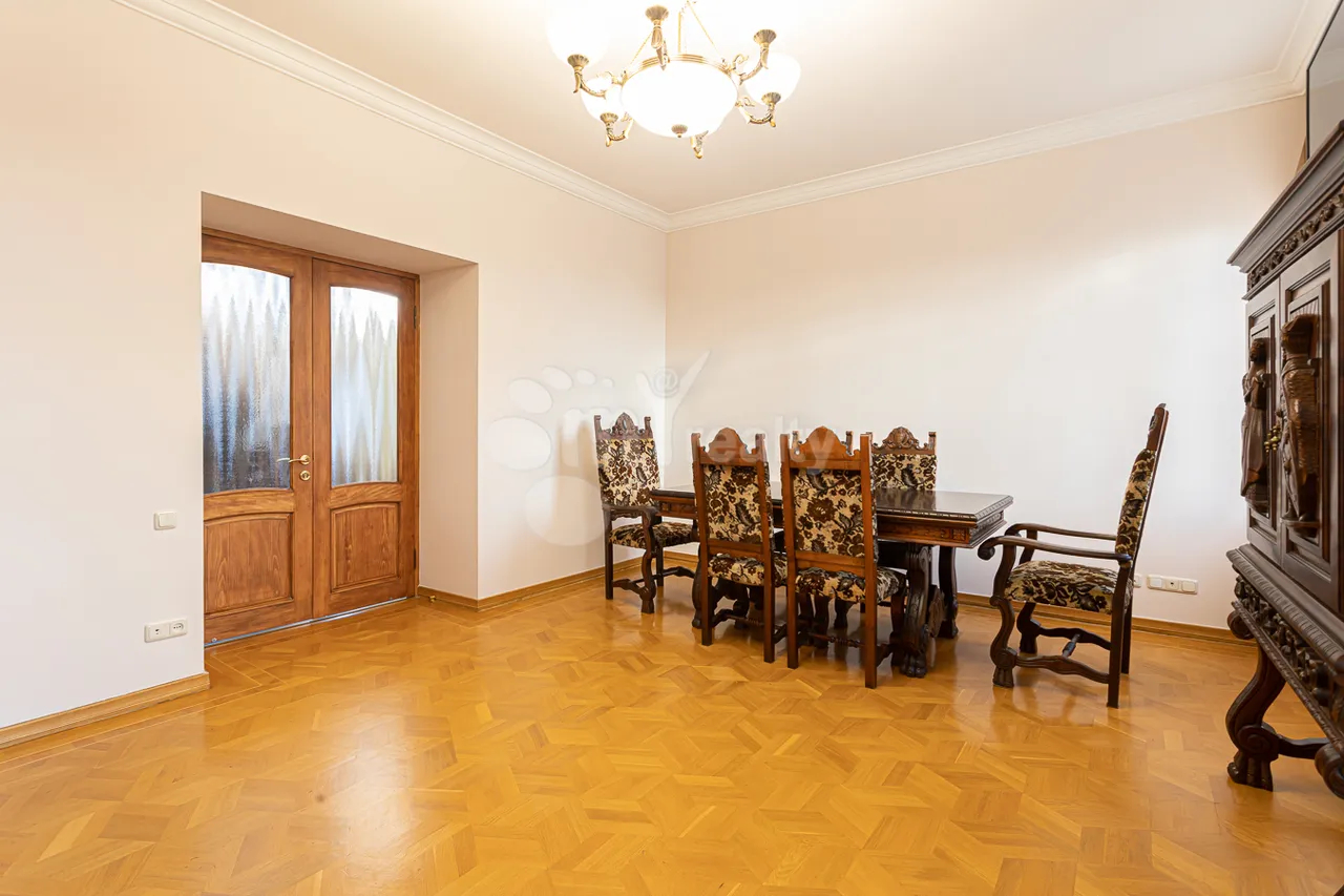 3 սենյականոց բնակարան  Աբովյան փող, Կենտրոն Երևան, 158369