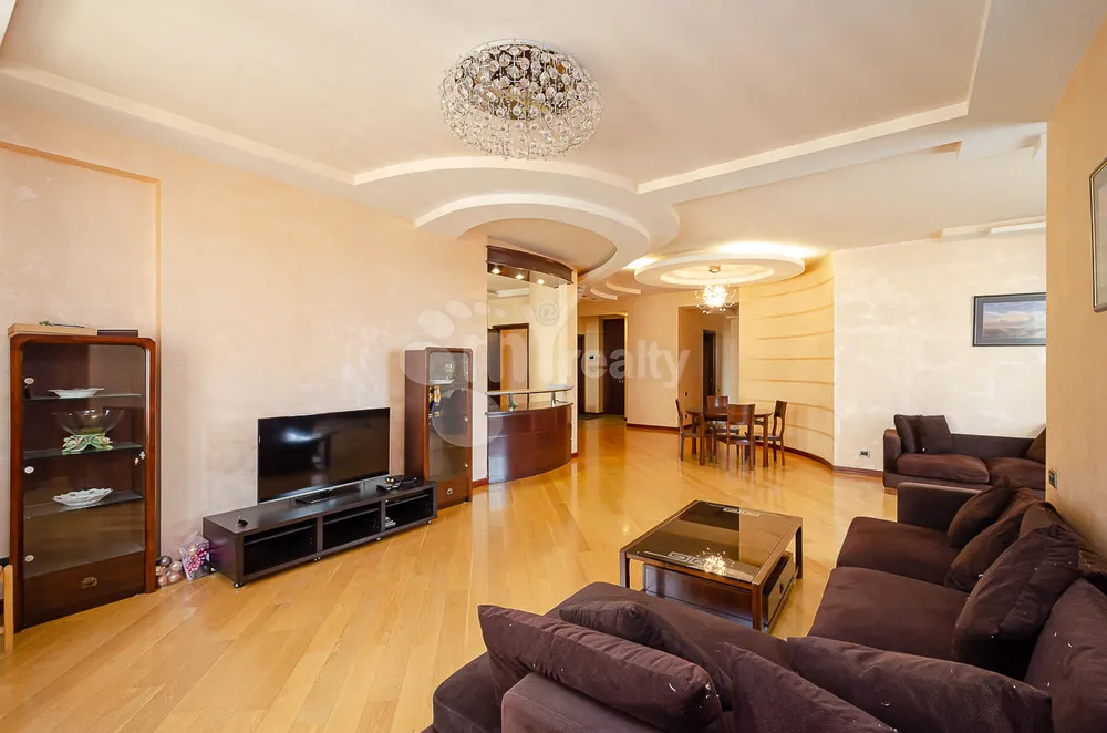 varcov-bnakaran-norakaruycum/3-senyakanoc/Abovyan+St/Center/Yerevan