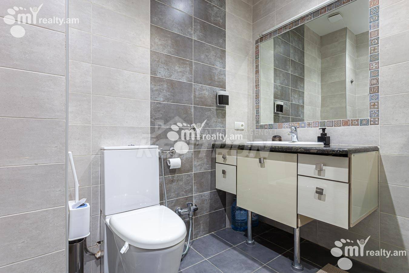 3 սենյականոց բնակարան  Ռոստոմի փող, Կենտրոն Երևան, 154973