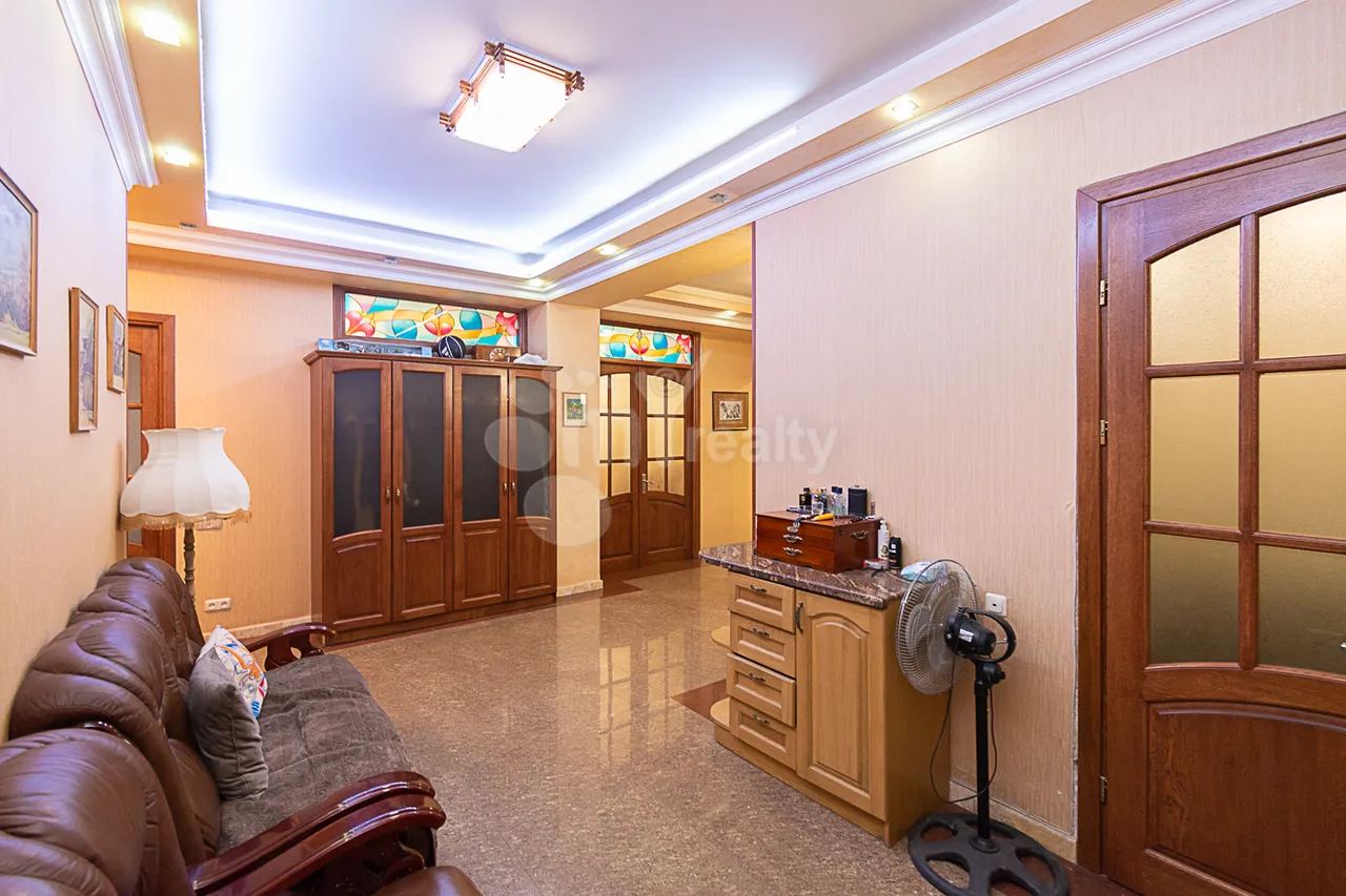 4 bedroom apartment for sale خیابان هین اِرِوانتسی, مرکز شهر ایروان, 159857