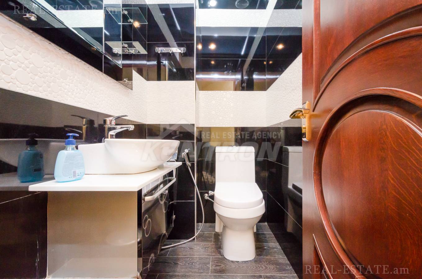 5 սենյականոց բնակարան  Հանրապետության փող, Կենտրոն Երևան, 137953