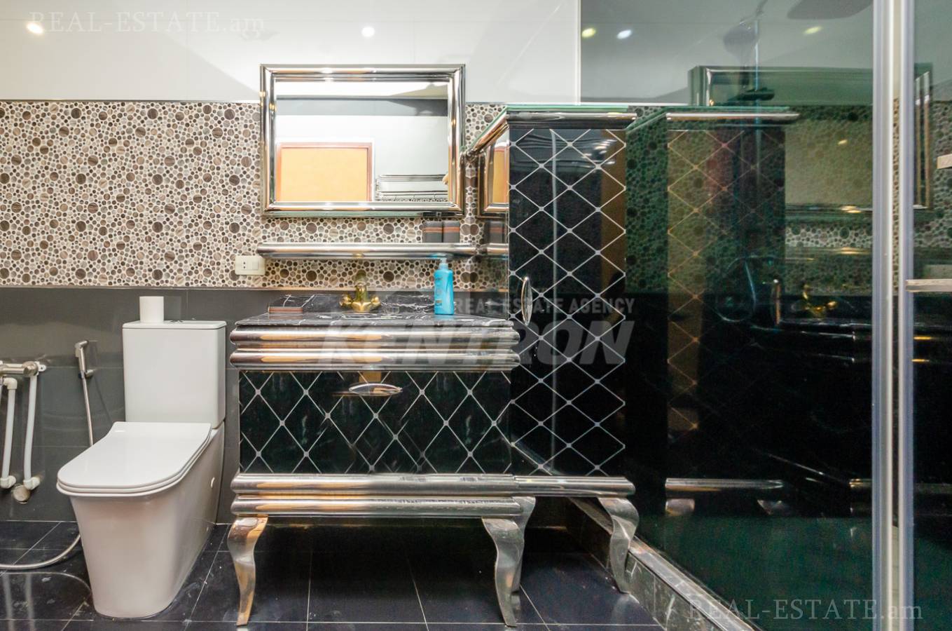 5 սենյականոց բնակարան  Հանրապետության փող, Կենտրոն Երևան, 137953