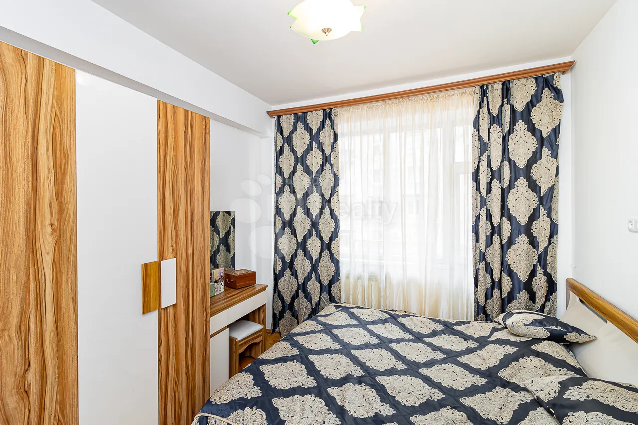 4 bedroom apartment for sale خیابان ابوویان, مرکز شهر ایروان, 159935