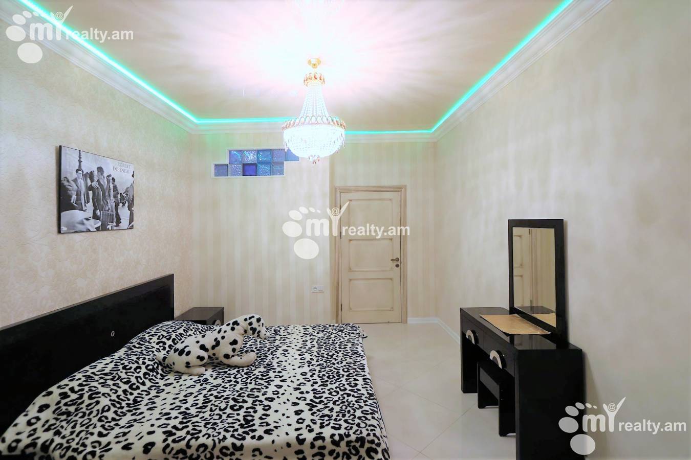 3 bedroom apartment for rent Abovyan St, Center Yerevan, 125985