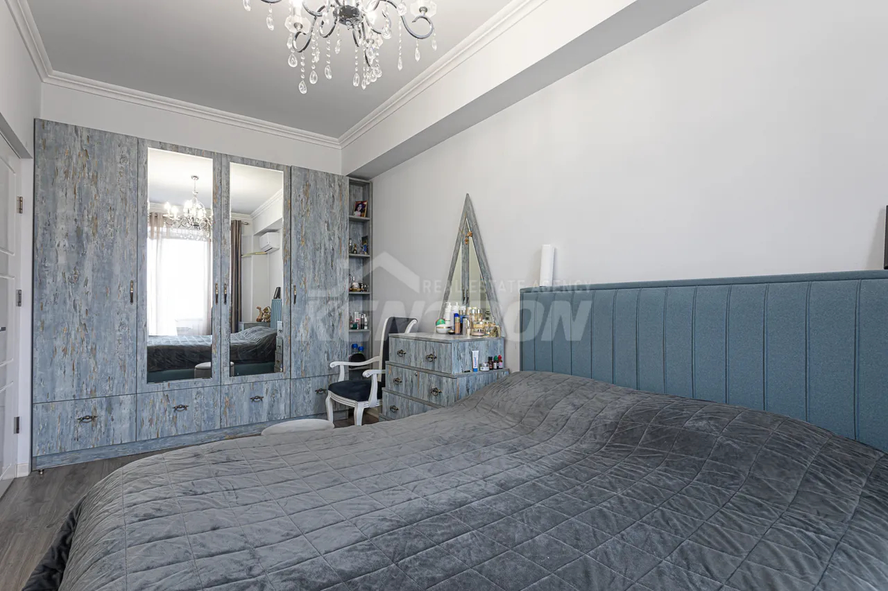 4 bedroom apartment for sale Frik St, Center Yerevan, 157945