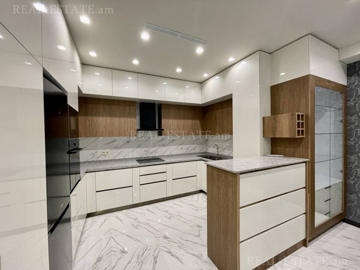 3 bedroom apartment for rent Amiryan St, Center Yerevan, 131705