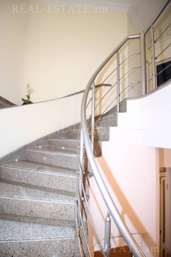 4 սենյականոց բնակարան  Պարոնյան փող, Կենտրոն Երևան, 86934