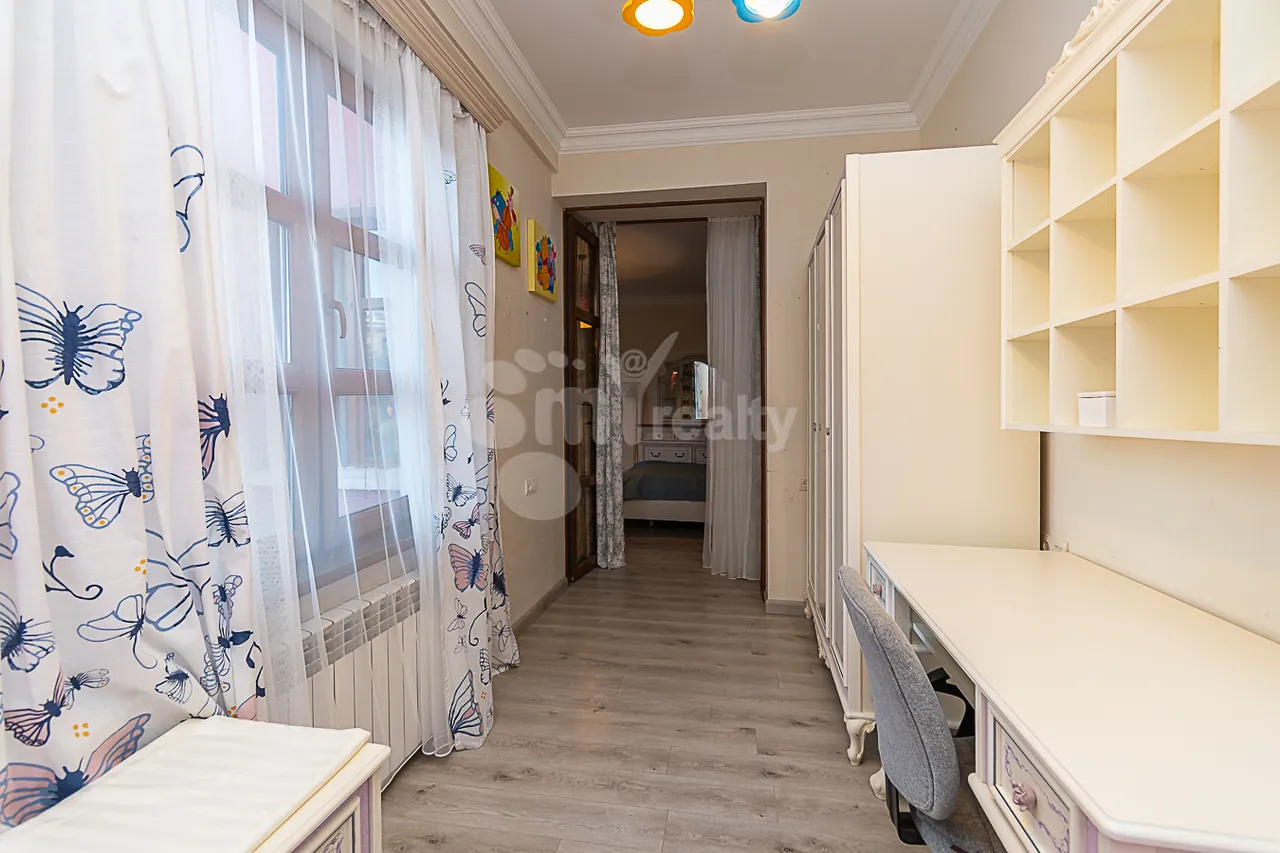 4 bedroom apartment for sale Hanrapetutyan St, Center Yerevan, 159788