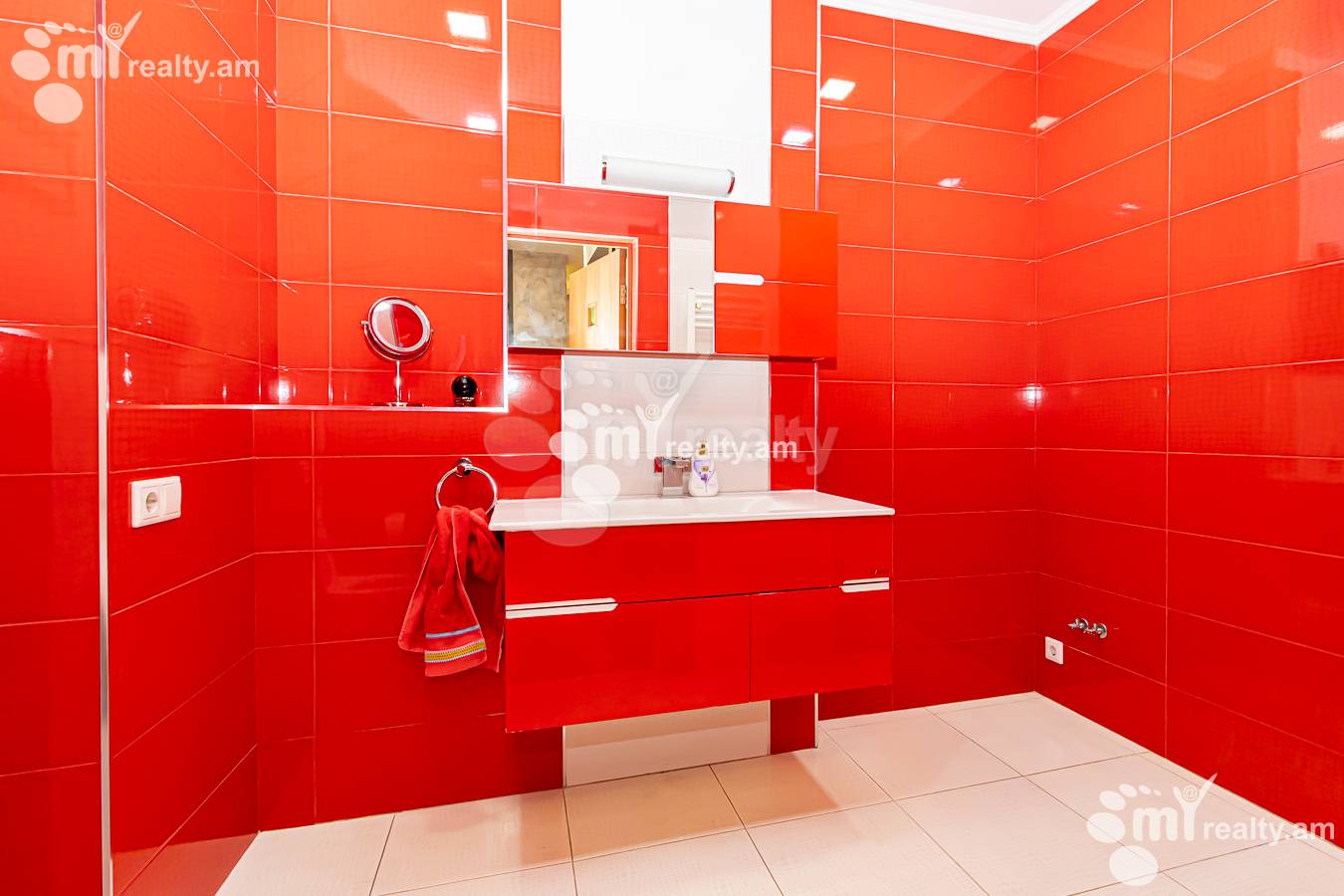 3 սենյականոց բնակարան  Ռոստոմի փող, Կենտրոն Երևան, 154385