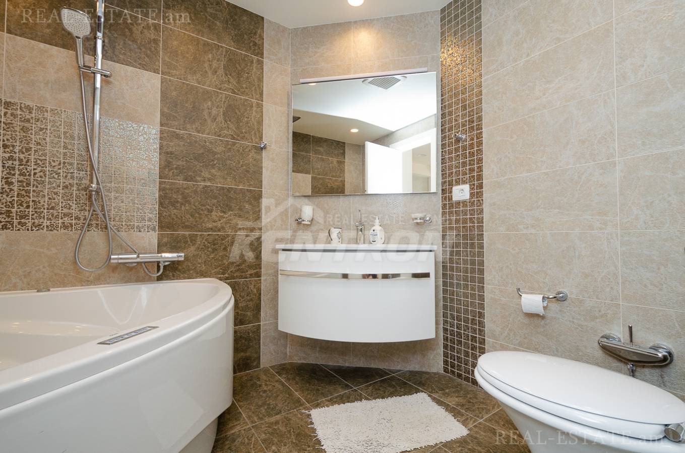 5 սենյականոց բնակարան  Լեոի փող, Կենտրոն Երևան, 138867