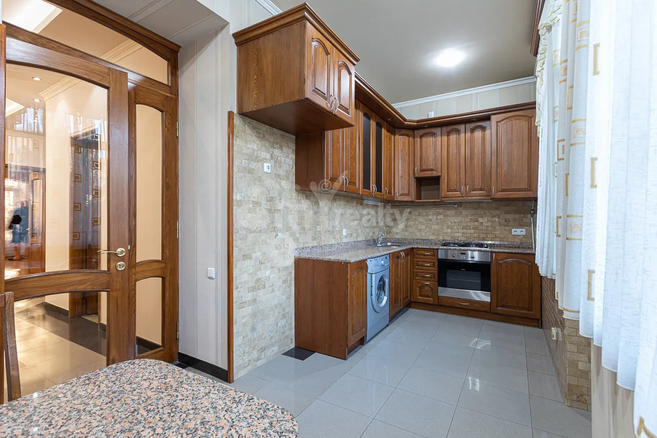 3 սենյականոց բնակարան  Աբովյան փող, Կենտրոն Երևան, 158369