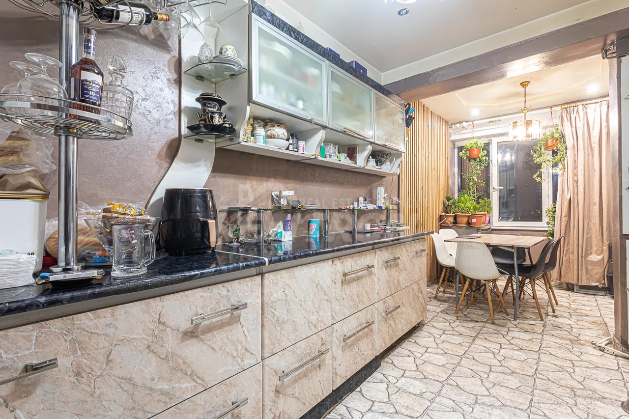 3 սենյականոց բնակարան  Իսրաելյան փող, Կենտրոն Երևան, 157984