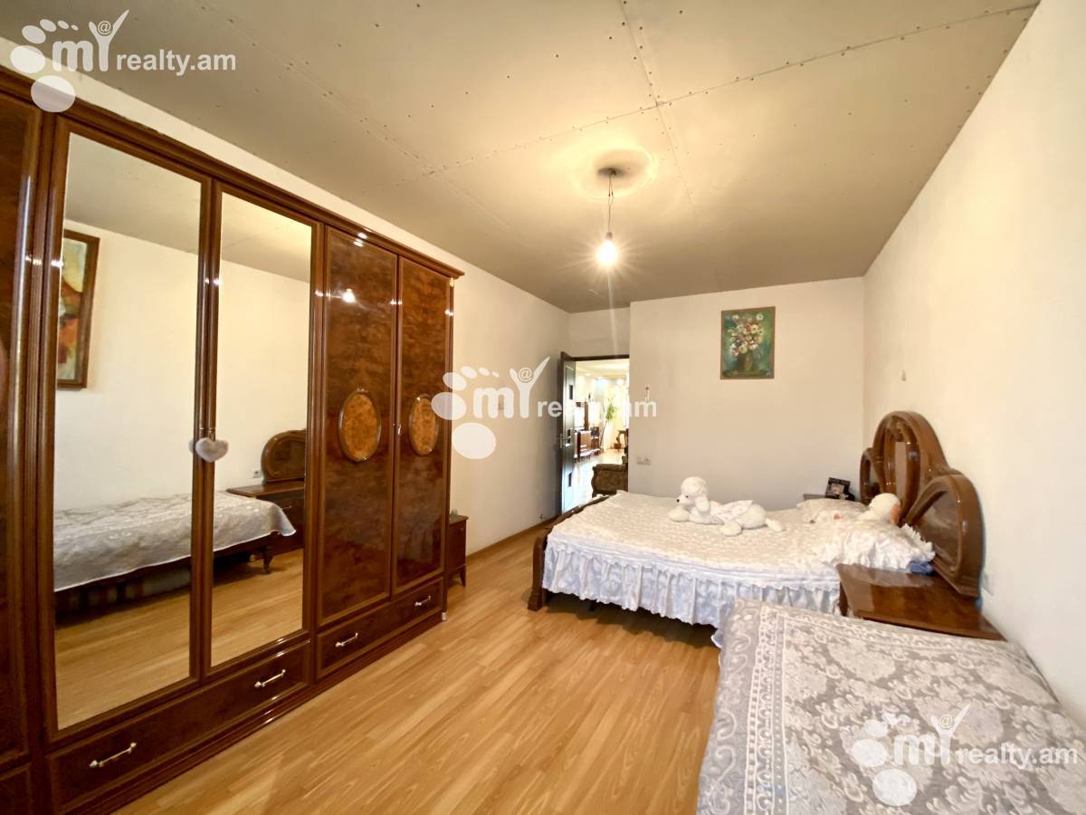 Купить 4 комнатную квартиру Вардананц ул, Центр Ереван, 130942