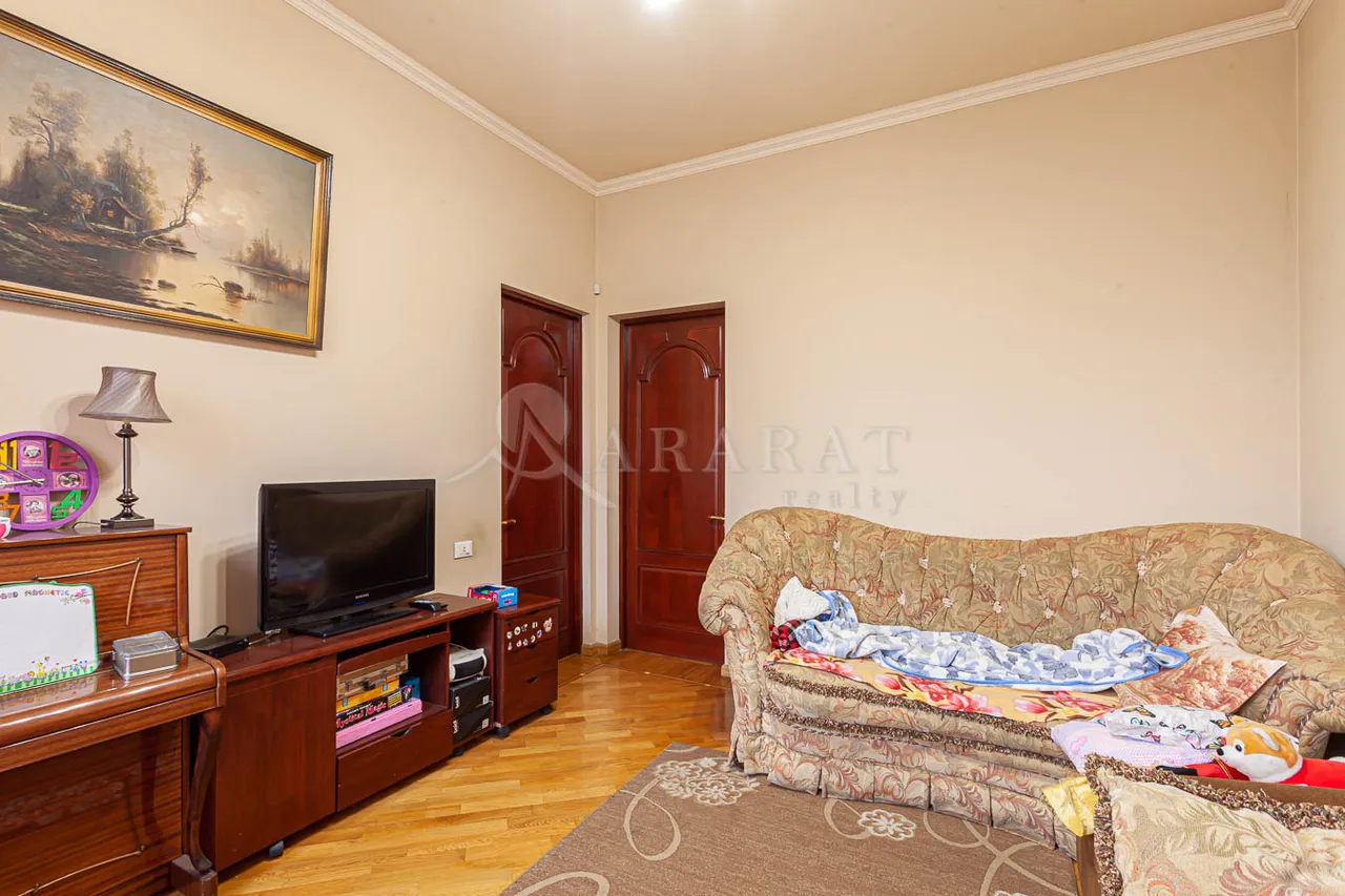 House for sale Pirumyans St, Davtachène Yerevan, 157262
